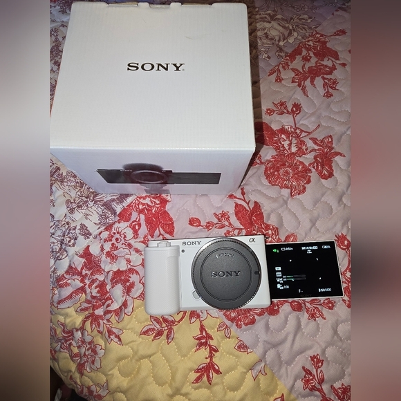 BRAND NEW Sony ZV-E10 Mirrorless camera - Picture 3 of 13
